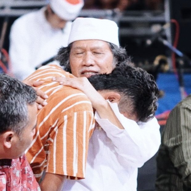 Sugeng ambal warsa, Mbah. 
Umur boleh semakin renta di ujung senja, tapi tidak dengan cinta. Ia akan terus bertambah, sebagaimana kau mengajarinya, rindu yang tak pernah ada habisnya. #66TahunCakNun