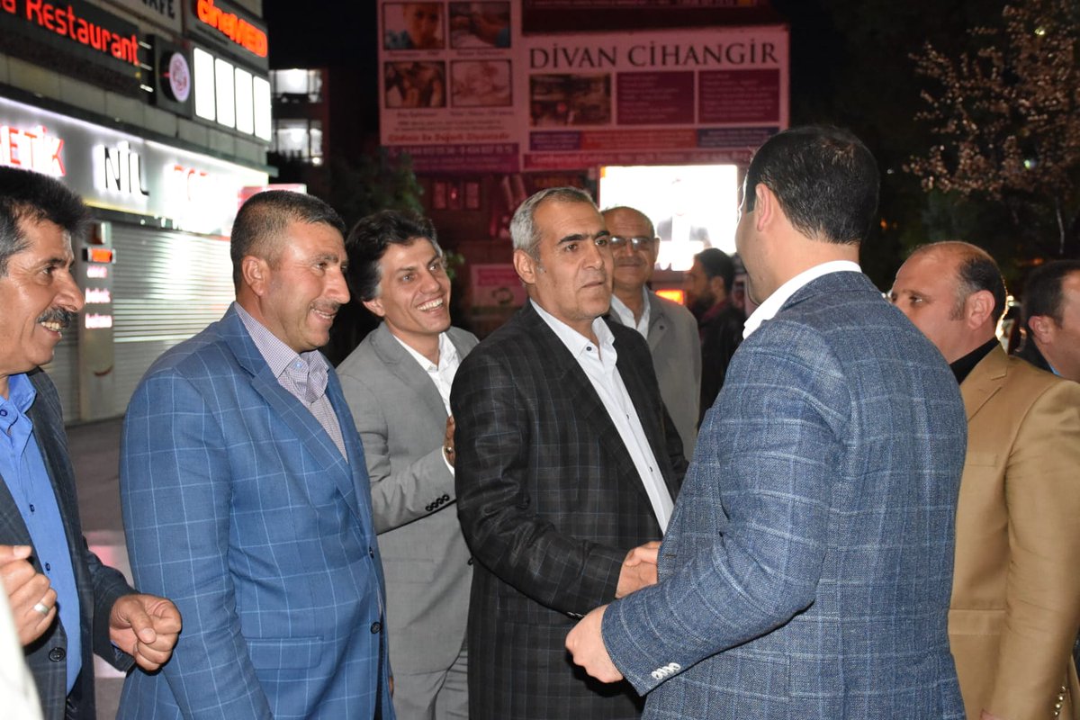 Mahalle sakinlerimizle belediyemiz arasında köprü oluşturan Muhtarlarımız ile bir araya geldik. 

El ele vererek sizlerle birlikte Tatvan'ı daha güzel hale getireceğiz.