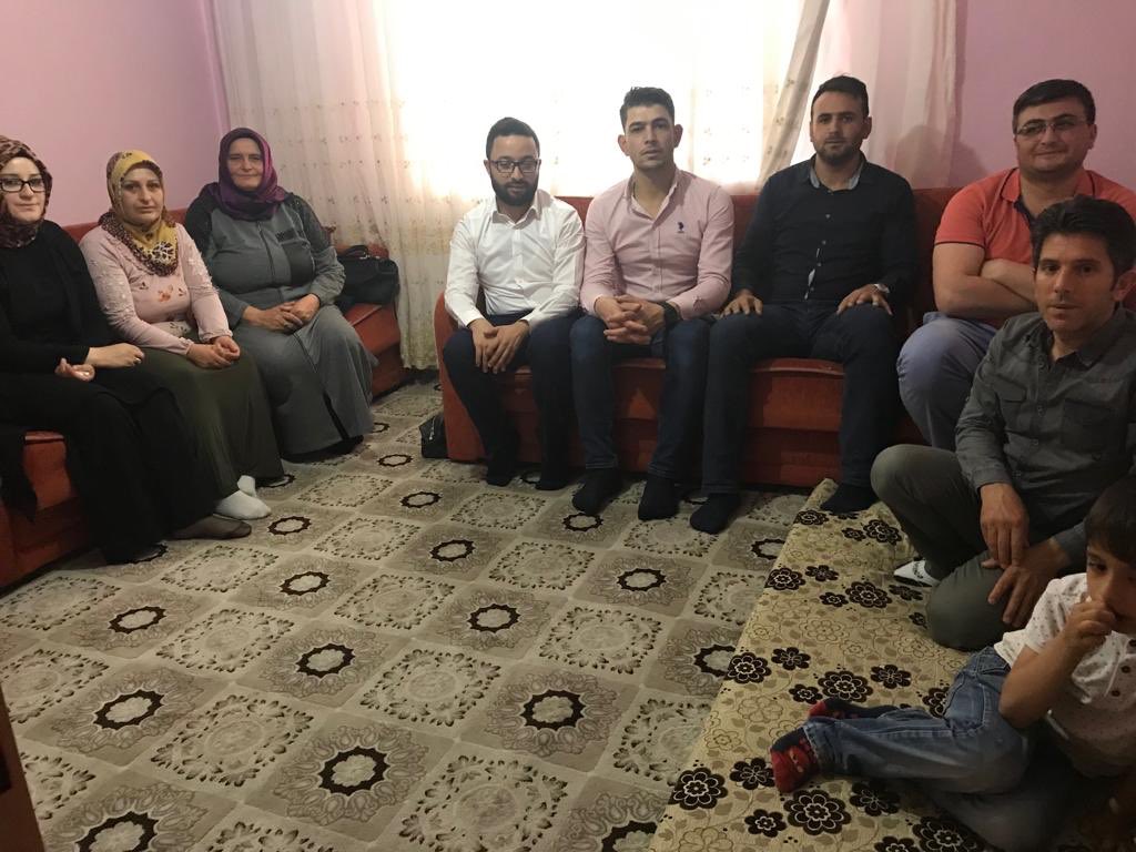 akkadinkaratay's tweet photo. Bugün iftarımızı Yönetim Kurulu Üyelerimiz, Gençlik Kollarımız ve Belediye Meclis Üyelerimiz ile birlikte Hamzaoğlu Mahallemizde oturan Doğan ailesinin evinde açtık. Ramazanın bereketini paylaşmaya devam ediyoruz.
#AKkadınKaratay
#BirlikteKaratay
#BirBaşkaKaratay https://t.co/vawYQQWQNt