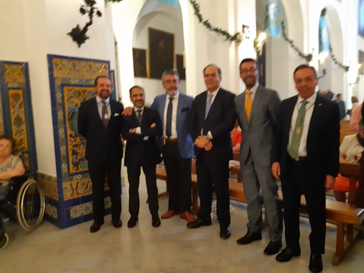 Hoy como culminación  de los solemnes Cultos en honor de la D. Pastora Coronada, se ha presentado la Comisión encargada de organizar los actos y cultos con motivo del Centenario de la Coronación de la D. Pastora.
El Padre Provincial de los Capuchinos de España firmó el protocolo.