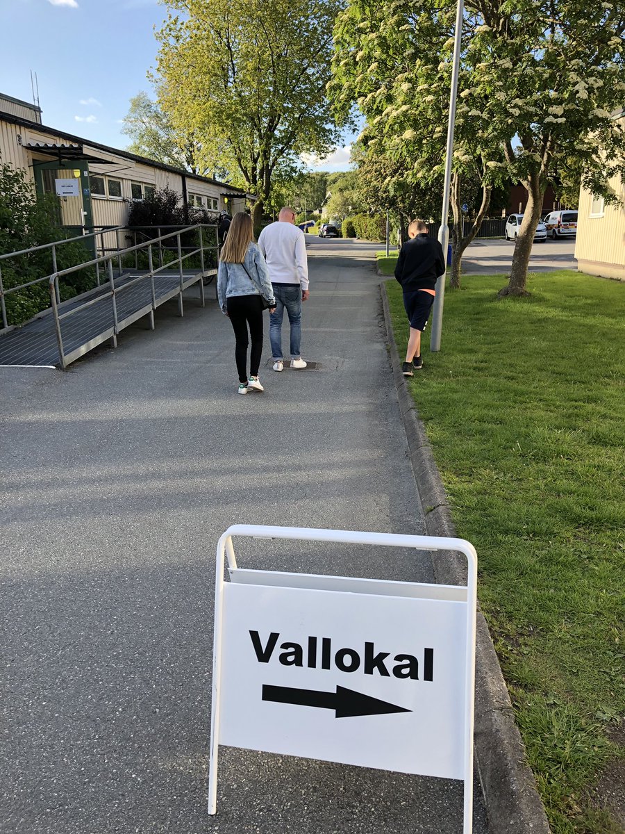 NymanLind's tweet photo. Som über-stolt mamma till dessa två 🌟har jag och deras pappa idag gjort vad vi kan för att låta dem växa upp i ett tölp-fritt Europa! #euvalet2019 https://t.co/aHiLkBacaX