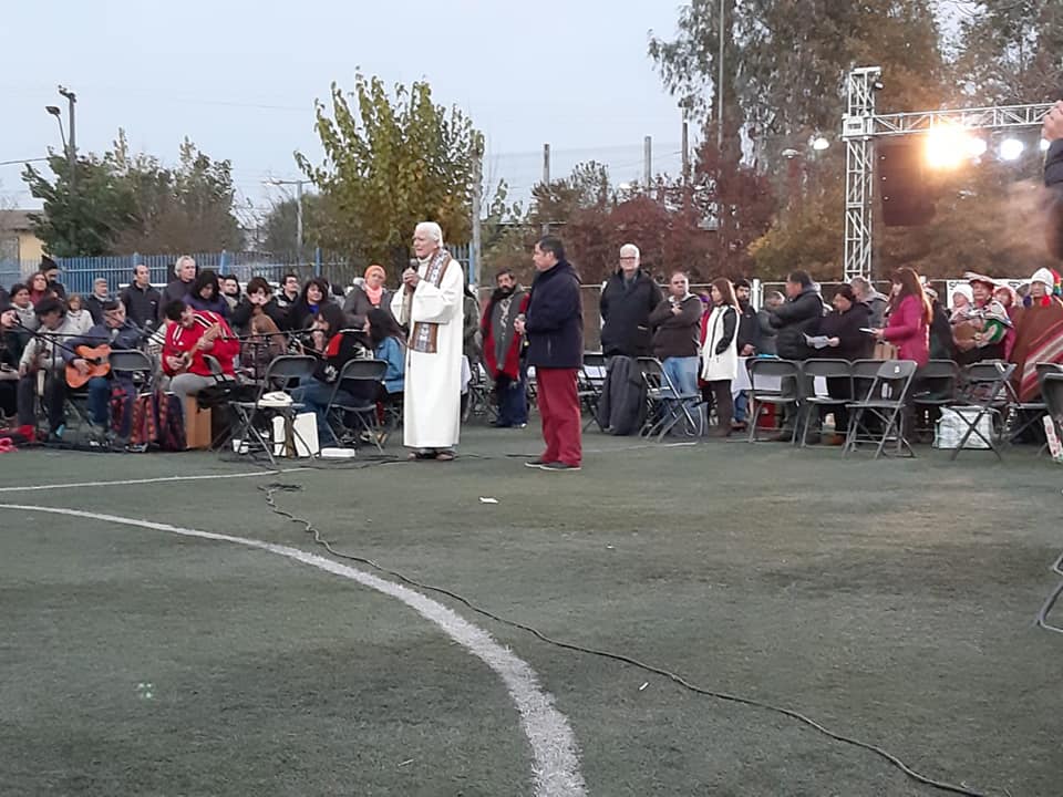osvaldoaravena's tweet photo. Ayer @JaimeConcha10 dio su testimonio del abuso que vivió como niño y adolescente por parte de sacerdotes maristas y diocesanos. Habló ante casi 500 personas que celebraban a Mariano Puga sus 60 años de sacerdocio. El propio cura obrero lo invito. ¿Ven? #OtraIglesiaEsPosible https://t.co/8ciiIi2GnS