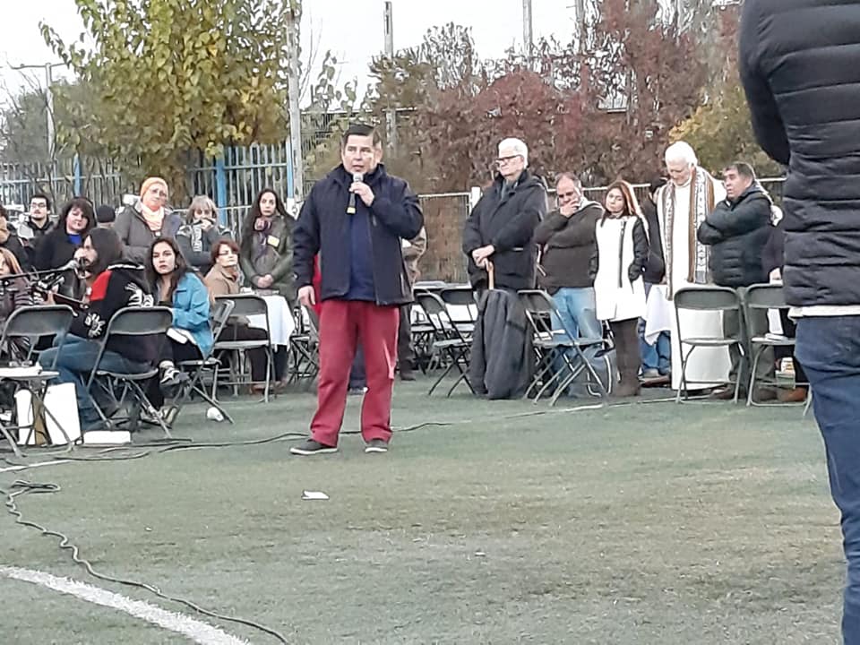 osvaldoaravena's tweet photo. Ayer @JaimeConcha10 dio su testimonio del abuso que vivió como niño y adolescente por parte de sacerdotes maristas y diocesanos. Habló ante casi 500 personas que celebraban a Mariano Puga sus 60 años de sacerdocio. El propio cura obrero lo invito. ¿Ven? #OtraIglesiaEsPosible https://t.co/8ciiIi2GnS