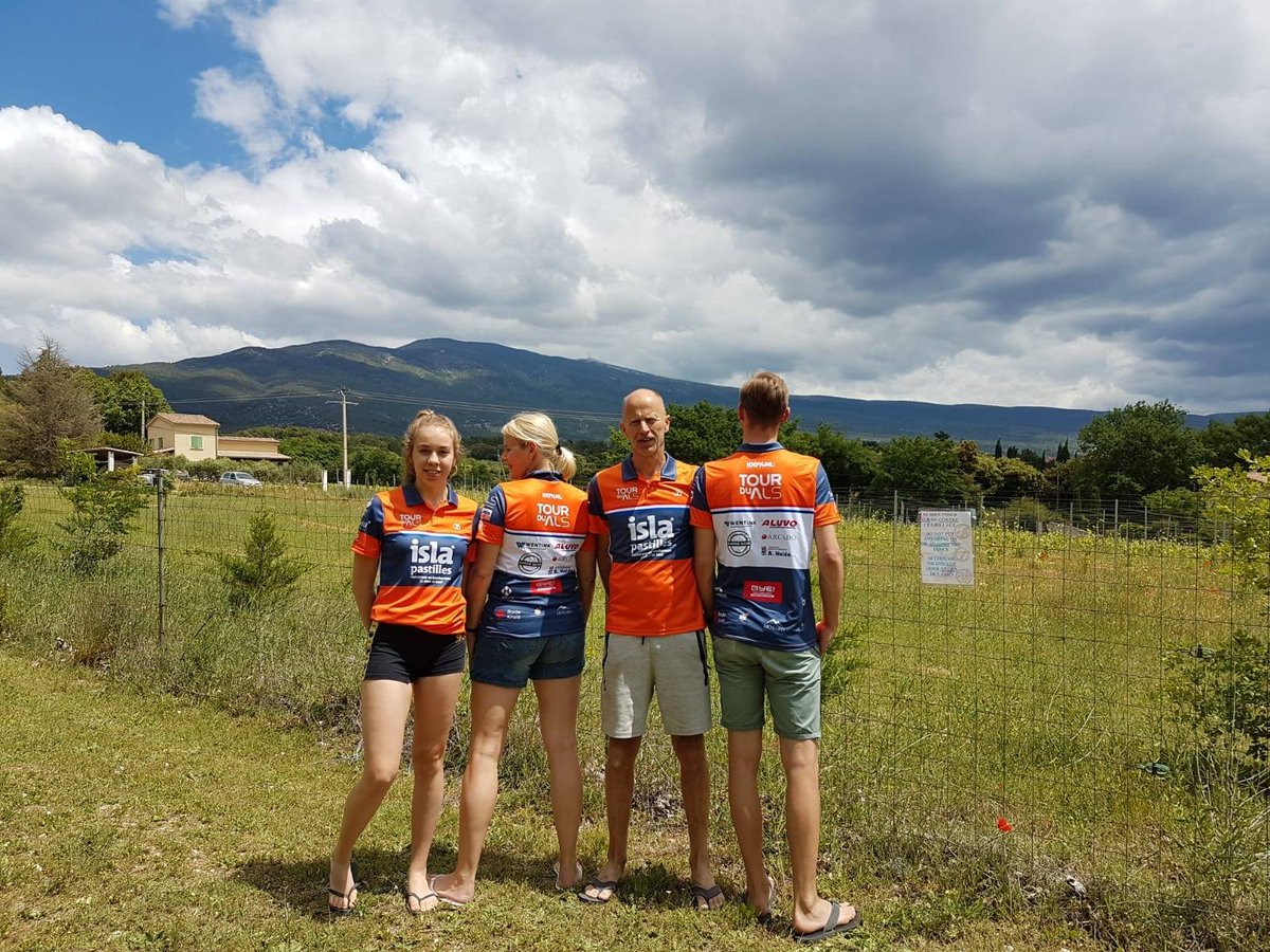 Gisteren is een groot deel van ons team aangekomen in Bédoin. Vandaag vond om 17:00 uur de opening van de 8e editie, the legandary eight, plaats! Wij gaan ons opmaken voor aankomende woensdag! Nog 59 uur en 40 minuten tot de start.. #_TeamJAN #TourduALS #TourduALS2019