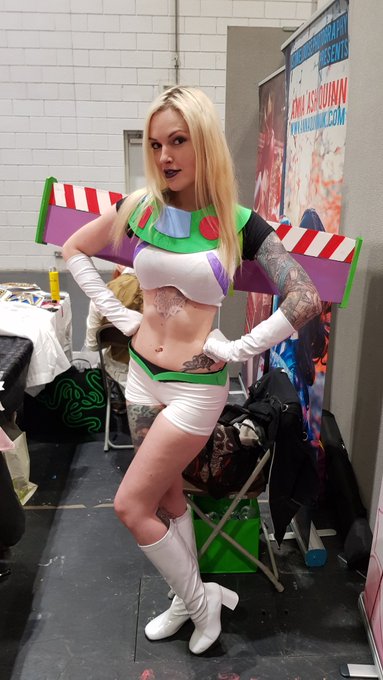 Last hour to come meet me at @MCMComicCon https://t.co/owgDPkvHch