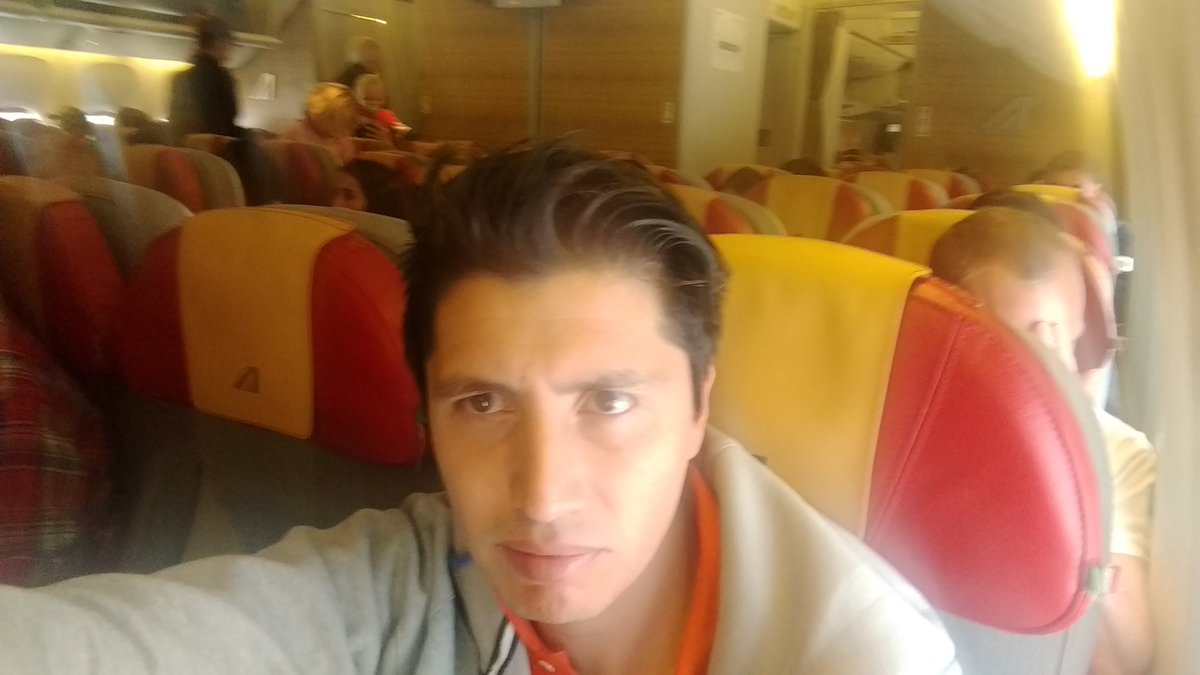PaulCapdeville's tweet photo. Y vamos saliendo a @rolandgarros seguimos apoyando al tenis chileno con mucha. Toda la suerte a @Garin_Cris y el #teamgarin https://t.co/kPc62Akic3