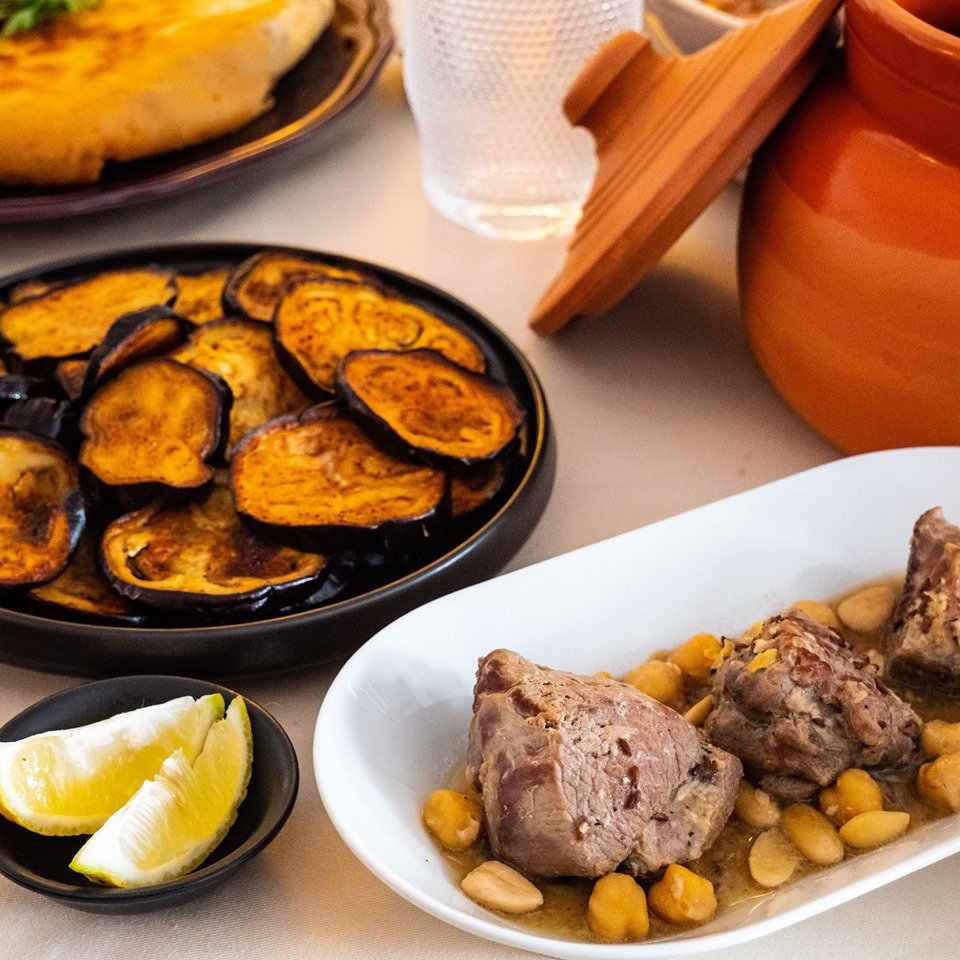 LE MDERBELDes rondelles d’aubergines frites, servies avec une sauce “blanche” à la viande, parfumée à l’ail, au carvi et arrosé avec un filet de jus de citron ou de vinaigre. originaire de l’est. Une autre version en sauce rouge, à la tomate et à l’harissa existe également.