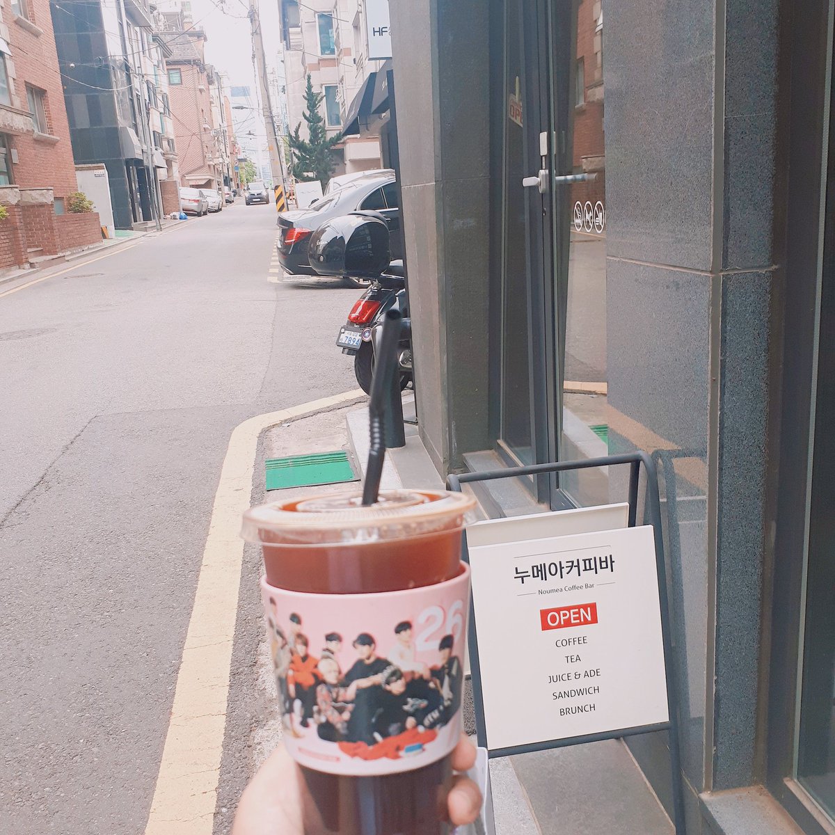 SVT_0526_HB's tweet photo. @4BOOSADAN
#세븐틴은_캐럿의_유일한_나무
누메아커피바에 갔다왔습니다!
처음 가본 카페라 길찾는데 조금 힘들었지만 예쁜 컵홀더 받아서 힘들었던게 사라졌어용ㅋㅋㅋ💖
넘나 예쁜 컵홀더 준비하시느라 수고하셨고 감사합니다🙏🙏🧡 https://t.co/PydMYS4Ezh