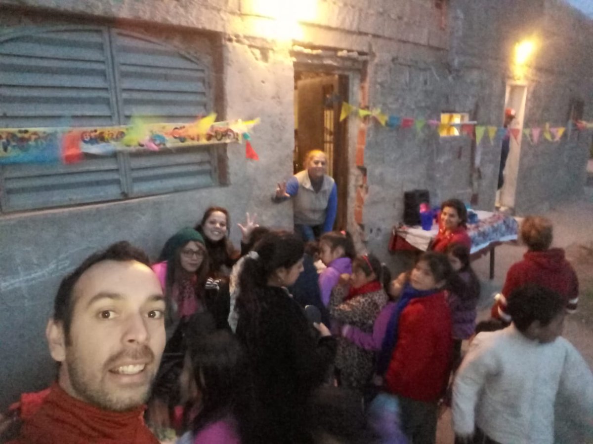 MerenderoL's tweet photo. A pesar del frío nuestros peques nos acompañaron para divertirnos un rato y merendar!!!
Incorporamos el ropero comunitario👖👕🎽👚👟👞👢👗☺️
Felicidad absoluta!
Muchas gracias a todos los que colaboran y apoyan esta hermosa causa...✨ Rincón de Luz✨ https://t.co/868ZVCPayU