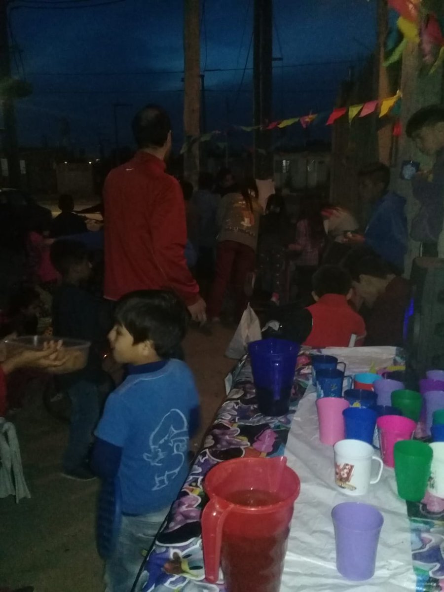 MerenderoL's tweet photo. A pesar del frío nuestros peques nos acompañaron para divertirnos un rato y merendar!!!
Incorporamos el ropero comunitario👖👕🎽👚👟👞👢👗☺️
Felicidad absoluta!
Muchas gracias a todos los que colaboran y apoyan esta hermosa causa...✨ Rincón de Luz✨ https://t.co/868ZVCPayU