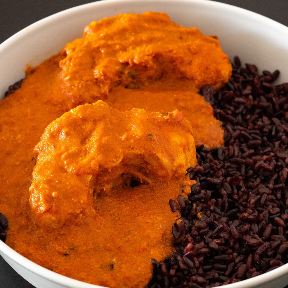 CHTITHA MERNOUZune préparation au merlan réalisé avec une dersa, la fameuse pâte au mortier composée d’ail, de piment et d’épices. Pour le service, le riz noir, dit venere, s’associe à la perfection, même si le riz blanc serait plus traditionnel !