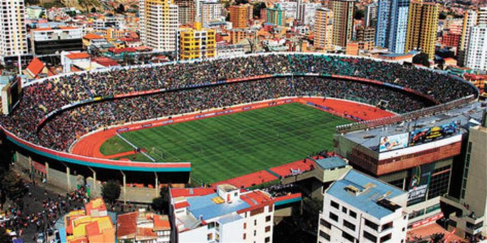 BxngtxnJoon's tweet photo. Imaginense a @BTS_twt acá, miles de personas haciendo el FanChant, gritando sus nombres, llorando de la felicidad por que Armys de Bolivia y de otro países lograron su sueño de conocerlos, el Estadio Hernando Siles tiene capacidad para miles!
#BTSinBolivia 
#WeWantBTSinBolivia https://t.co/n2E8ARyFsM