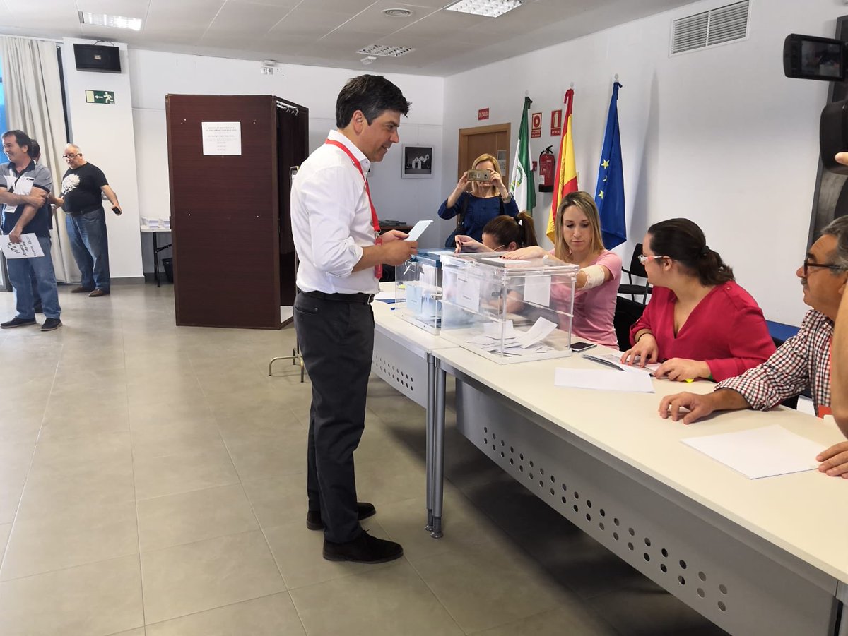 PSOEMontilla's tweet photo. ¡¡Nuestro candidato @RafaLlamasSalas en el momento de ejecer su derecho al voto 🗳 en el Centro Cultural Alcalde Antonio Carpio!!
#PSOE/♥️ #26deMayo #26M https://t.co/Fo37wJMKAF
