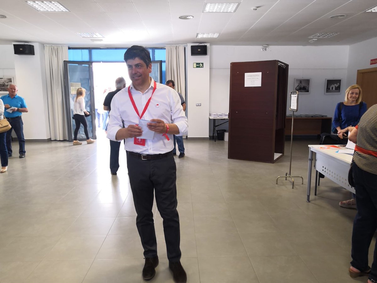 PSOEMontilla's tweet photo. ¡¡Nuestro candidato @RafaLlamasSalas en el momento de ejecer su derecho al voto 🗳 en el Centro Cultural Alcalde Antonio Carpio!!
#PSOE/♥️ #26deMayo #26M https://t.co/Fo37wJMKAF