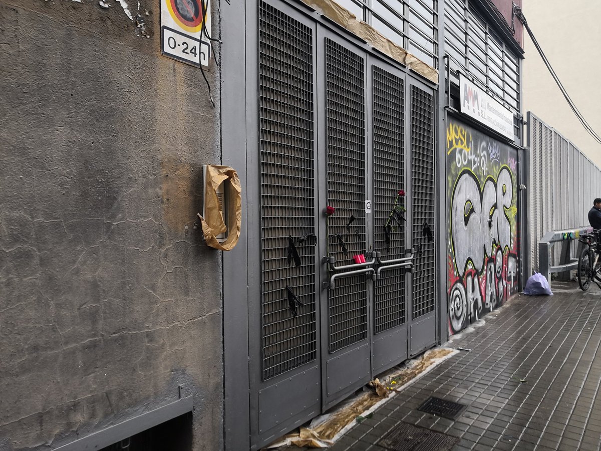 cmartinvalbuena's tweet photo. Concentración de trabajadores de Glovo para protestar por la muerte de un compañero este sábado. Han quemado mochilas con las que reparten frente a una de las oficinas de la empresa en Barcelona. https://t.co/FTbzPuQ3nB