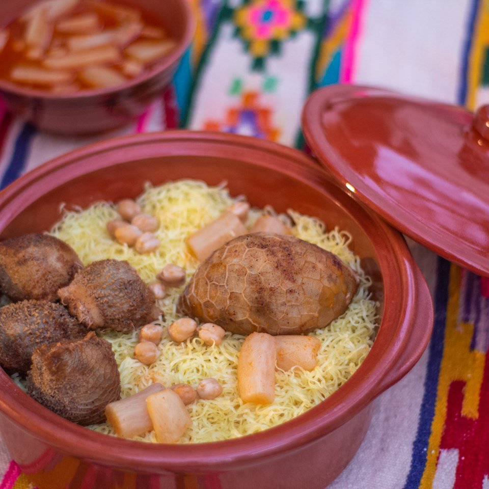 OSBANE ET RECHTATripes de mouton ou d’agneau, parfois entières ou coupées pour former des poches selon les régions, qui sont ensuite farcies avec de la viande, du riz et des épices. Cuits avec divers accompagnements comme du chou à Annaba ou une sauce à la tomate à Tébessa.