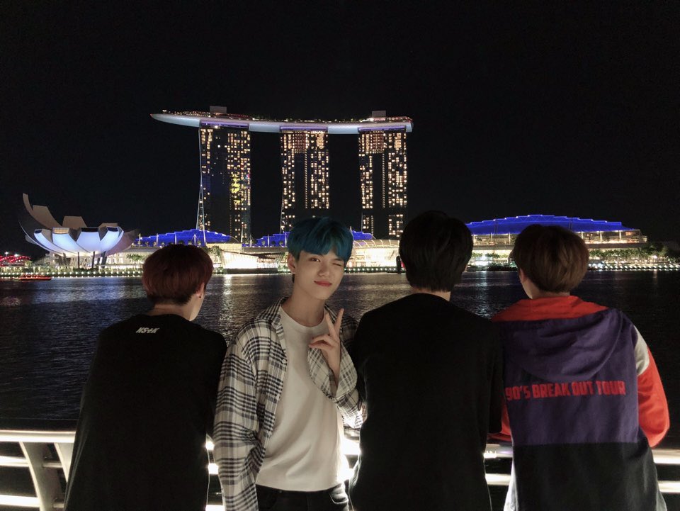 by_verivery's tweet photo. [#연호]
베하~~ 여노’s 싱가포르 즐기기

#여노 #호영이형 #계둥이형 #용승 #베러 #베리베리 #VERIVERY #싱가포르 #야경 #베러랑 #보고싶다 #❤️ https://t.co/j7Rk6gabFK