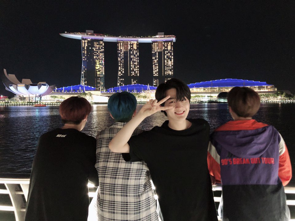 by_verivery's tweet photo. [#연호]
베하~~ 여노’s 싱가포르 즐기기

#여노 #호영이형 #계둥이형 #용승 #베러 #베리베리 #VERIVERY #싱가포르 #야경 #베러랑 #보고싶다 #❤️ https://t.co/j7Rk6gabFK