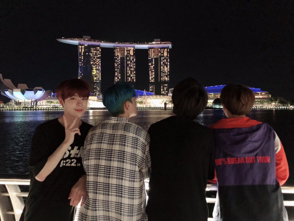 by_verivery's tweet photo. [#연호]
베하~~ 여노’s 싱가포르 즐기기

#여노 #호영이형 #계둥이형 #용승 #베러 #베리베리 #VERIVERY #싱가포르 #야경 #베러랑 #보고싶다 #❤️ https://t.co/j7Rk6gabFK