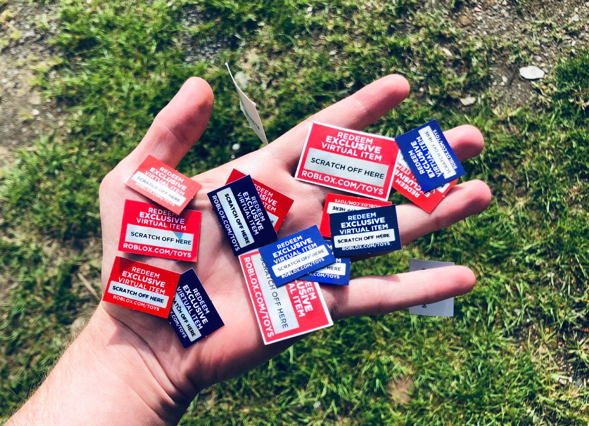 Znac On Twitter Yo Robux Luvers I Have A Bunch Of Roblox Toy Codes Laying Around And I Really Wanna Give Them Out In A Cool Way For Every 25 Retweets This - robux roblox com toys