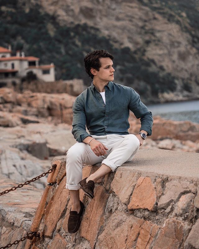 Seaside mornings 🌊. Taking in the Spanish coastline of Costa Brava in spring favorites from <a href="/clubmonaco/">Club Monaco</a>, @frenchconnectionus and @brunomagliofficial. Hope everyone has a relaxing Sunday! // 🇪🇸 Mañanas desde la Costa Brava 🌊 Disfrutando de la vista co… bit.ly/2WqbbXY