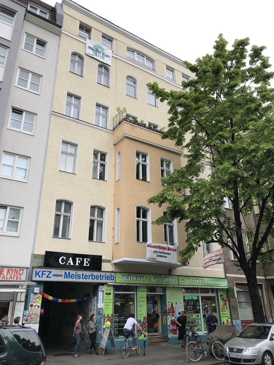 HeimatNeue's tweet photo. Die #IG_HAB zu Gast @u67bleibt zum #SommerSchlussVorkauf
13 Häuser #DIESEeG 
Alles muss Raus HofFloMarkt der Nachbarschaf(f)t 
@LieblingXhain @CanselK @hobrecht59 @pascalmeiser @thomas_hocke 
@DoebertSteffen 
#MIETENWAHNSINN
#Vorkaufsrecht
in #Berlin #Xberg https://t.co/xIe2GsJhu4
