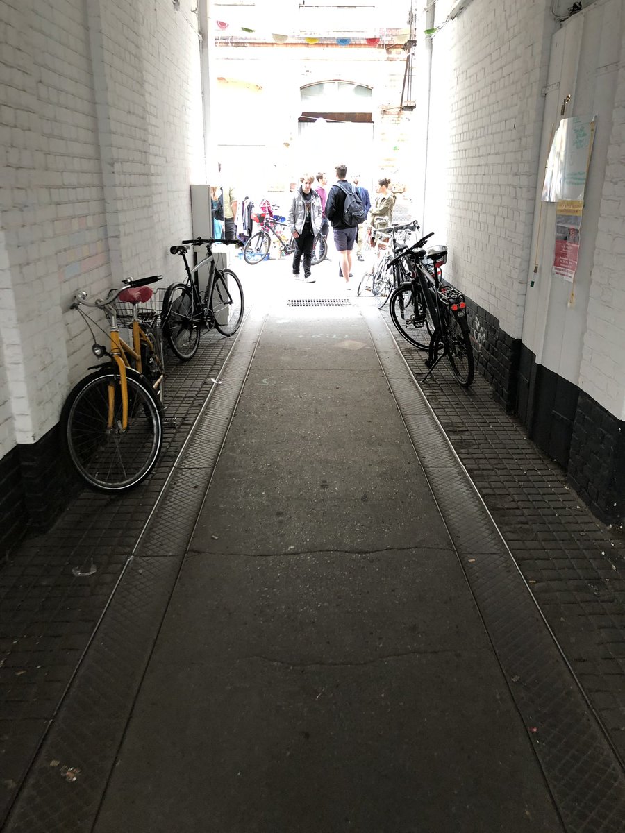 HeimatNeue's tweet photo. Die #IG_HAB zu Gast @u67bleibt zum #SommerSchlussVorkauf
13 Häuser #DIESEeG 
Alles muss Raus HofFloMarkt der Nachbarschaf(f)t 
@LieblingXhain @CanselK @hobrecht59 @pascalmeiser @thomas_hocke 
@DoebertSteffen 
#MIETENWAHNSINN
#Vorkaufsrecht
in #Berlin #Xberg https://t.co/xIe2GsJhu4