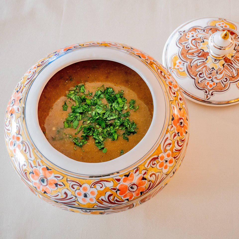LA HRIRACette “chorba” est une soupe à la viande, aux tomates, aux herbes et aux épices, qui a la particularité d’être “épaissie” avec du levain. N’hésitez pas à utiliser le votre pour lui donner un goût unique !
