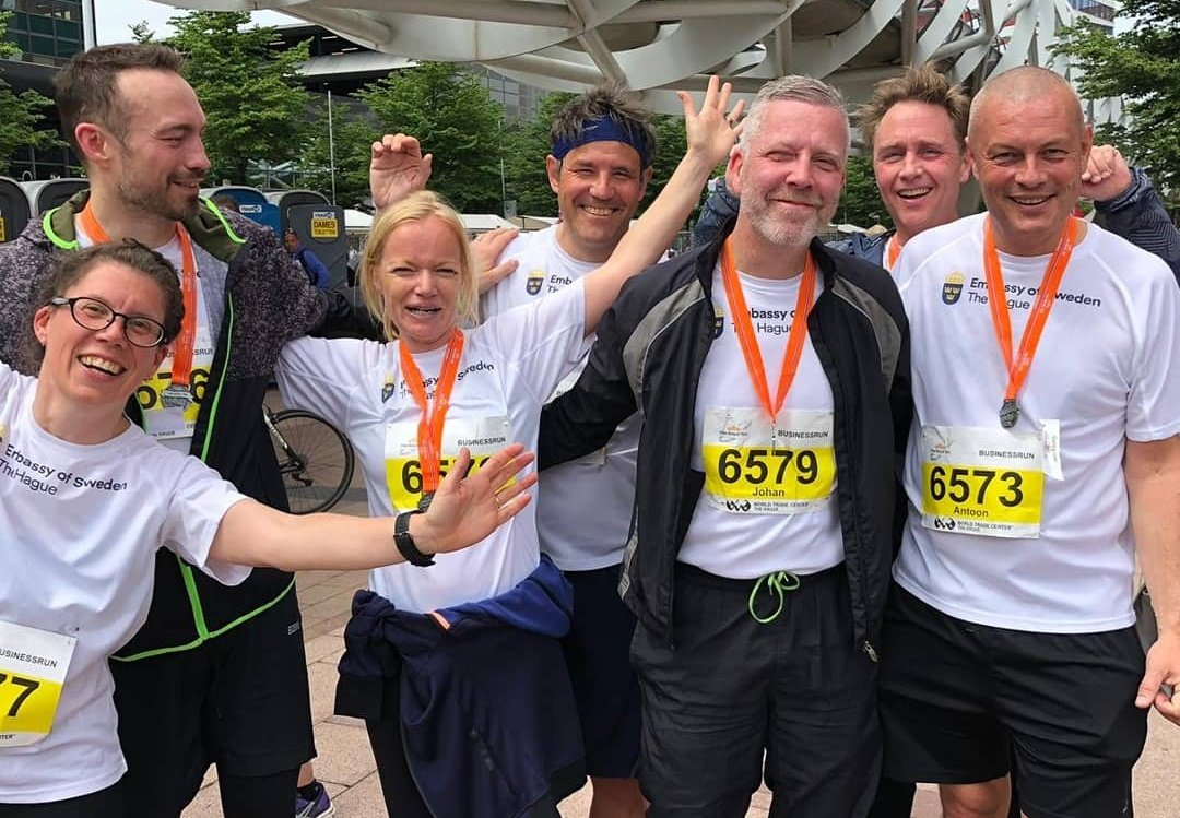 ZwedeninNL's tweet photo. Enorm trots op ons team - winnaar van de @RoyalTenDenHaag 5km Business Run vandaag! #theroyalten #royalten #denhaag #hardlopen https://t.co/A7OrAignPY