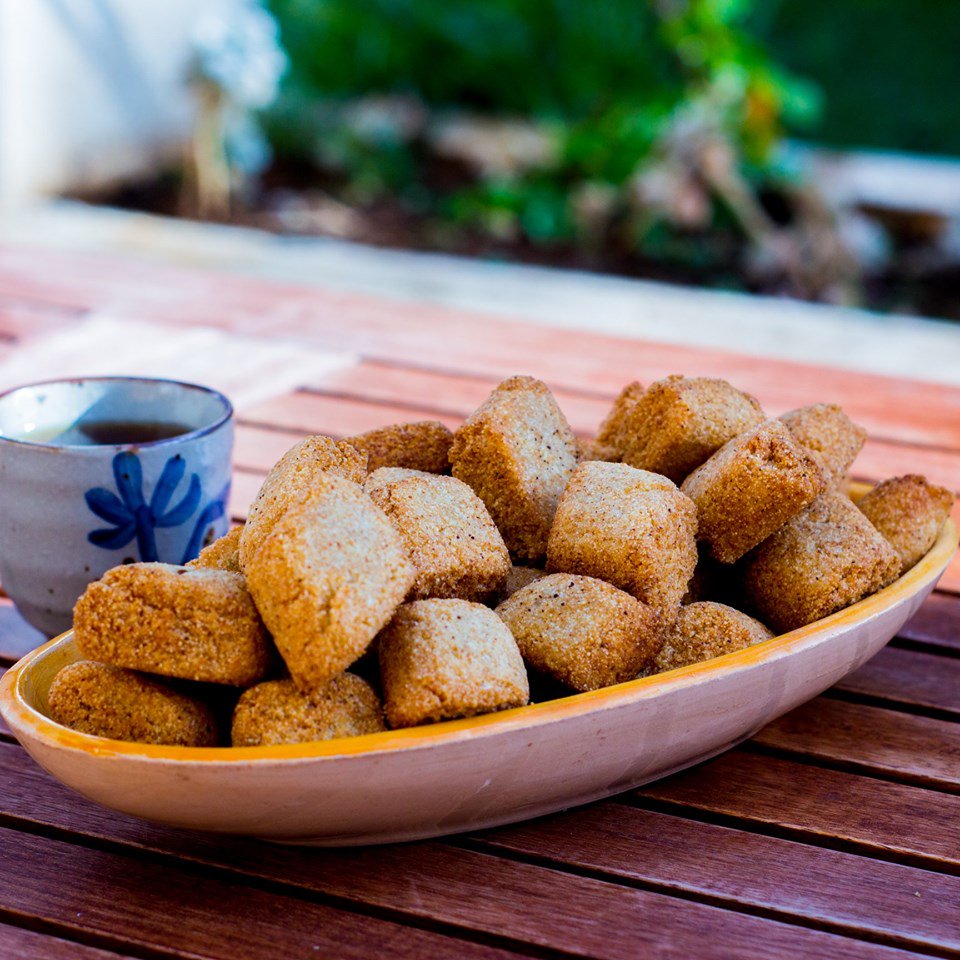MTEKBA /MBESSESEn Kabylie, la pâte est préparée avec de l’huile d’olive, dans l’ouest, on la prépare plutôt avec du beurre rance et salé, le smen. La cuisson diffère également puisqu’on retrouve cette pâtisserie en version grillée sur une plaque chaude ou frit dans de l’huile.