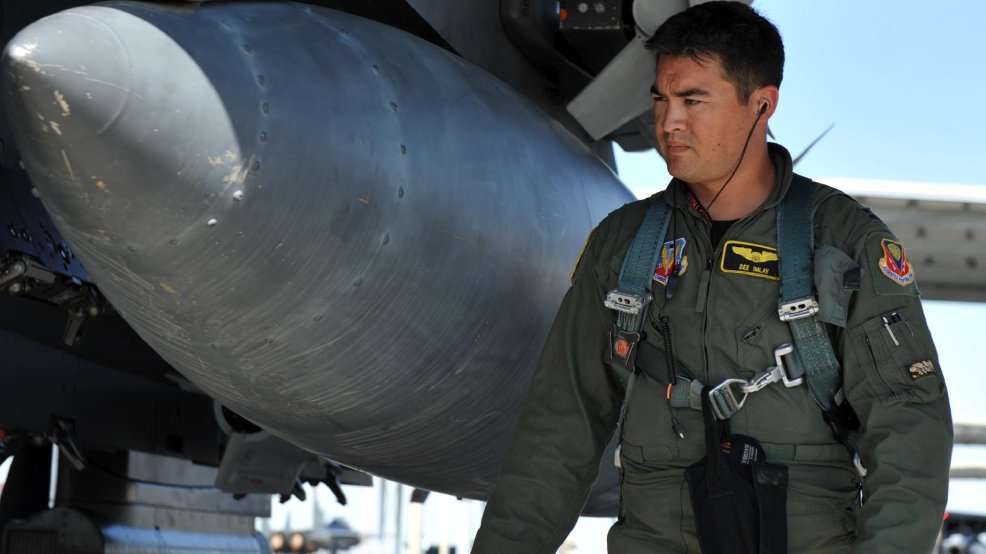 I’d like to share a story about my friend Dee “Piston” Imlay, who died in the cockpit of his F-15E Strike Eagle during a deployment over 7 years ago.It contains a cameo by Kelis’s  #Milkshake—more on that soon.A brief thread for  #MemorialDayWeekend