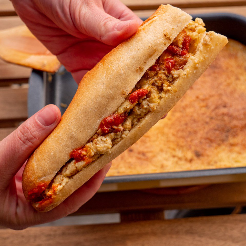 LA KALENTIKAun savoureux “gratin” dont la texture est proche du flan, à base de farine de pois chiche, et parfois d’oeuf pour enrichir la pâte, même si le plat se veut bon marché, pratique et facile à préparer. La kalentika est née à Oran.