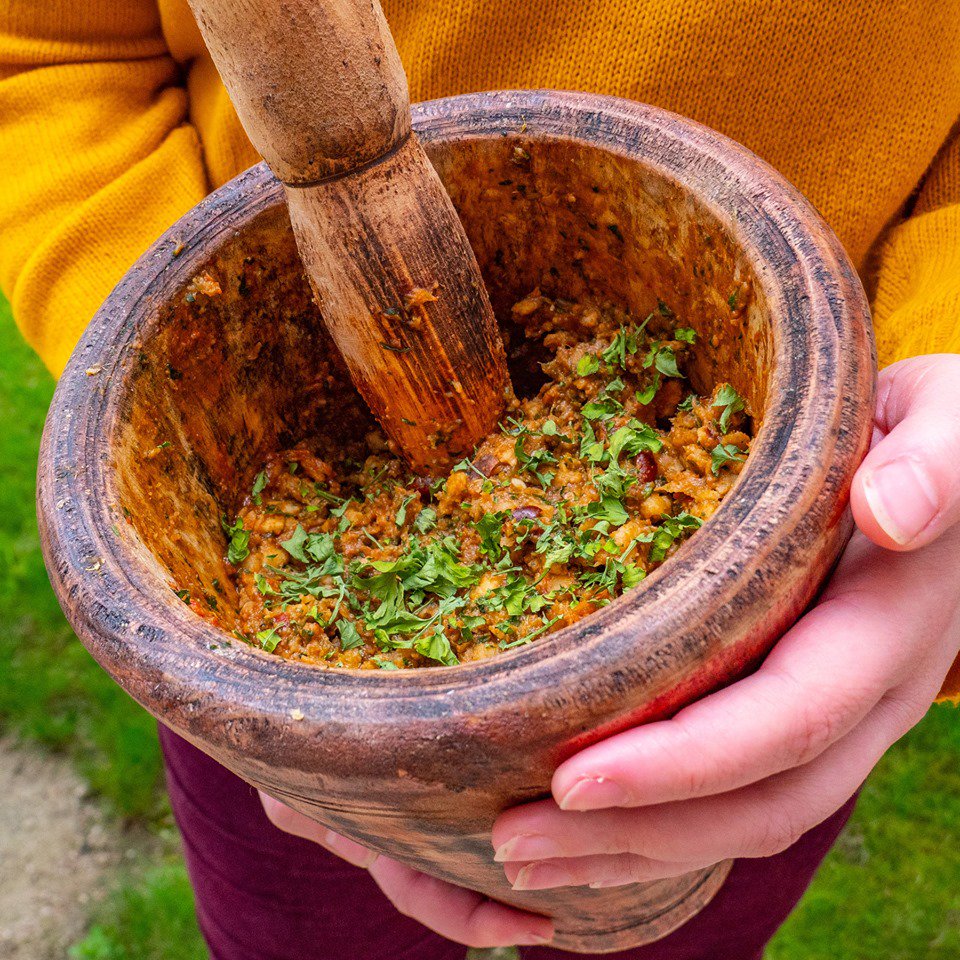 LE ZVITIPlat de Bou Saada, une région montagnarde se situant dans les hauts plateaux à plus de 1300 m d’altitude. Consiste à piler dans un grand mortier de la galette encore chaude et malléable, avec un mélange de tomates, de poivrons, de piments, d’ail, de graines de fenouil.