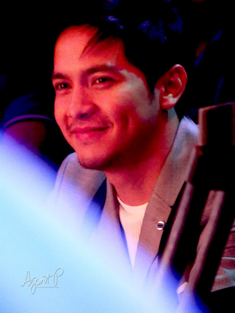agent_pau's tweet photo. Paparazzi shots of the man from the sidelines.
#ALDENBackOnSundayPinasaya
#SPSSundayFunday
#AldenRichards https://t.co/0Fk51AuoxU