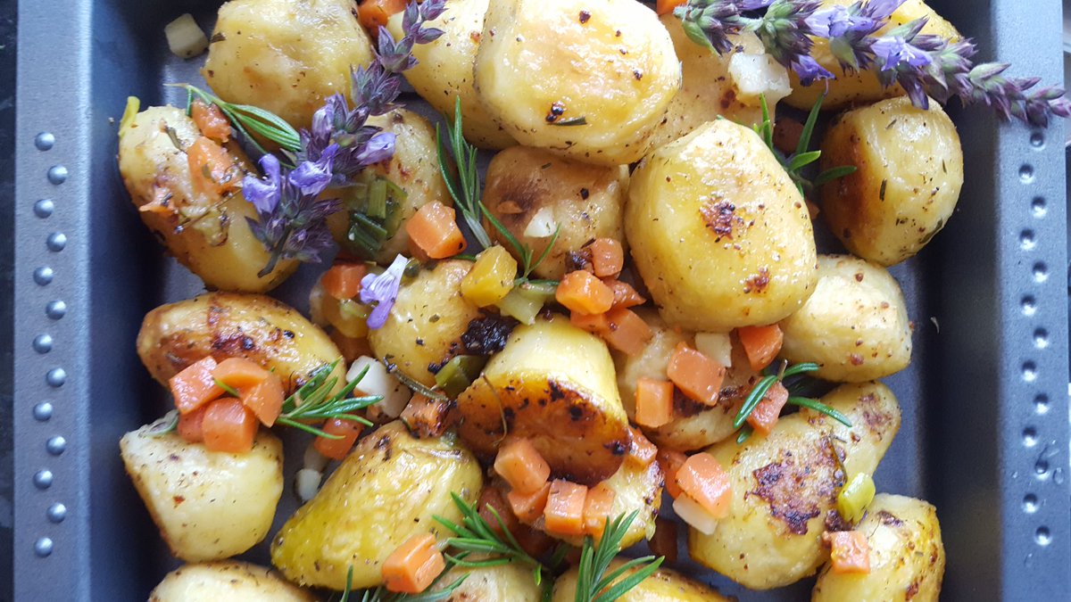 pogoda80's tweet photo. Golden Roasted Potatoes on Family Sunday Lunch😀😀😀😀 Perfect combination for quality time with our beloved Mums. Happy Mothers Day in Poland😍😍😍 Wszystkiego Najlepszego z Okazji Dnia Mamusi😍😍😍 #dzienmamusi #mothersday #love #familysunday #sageblossom #delicious @cooktoknow https://t.co/WFYpdBpnGz
