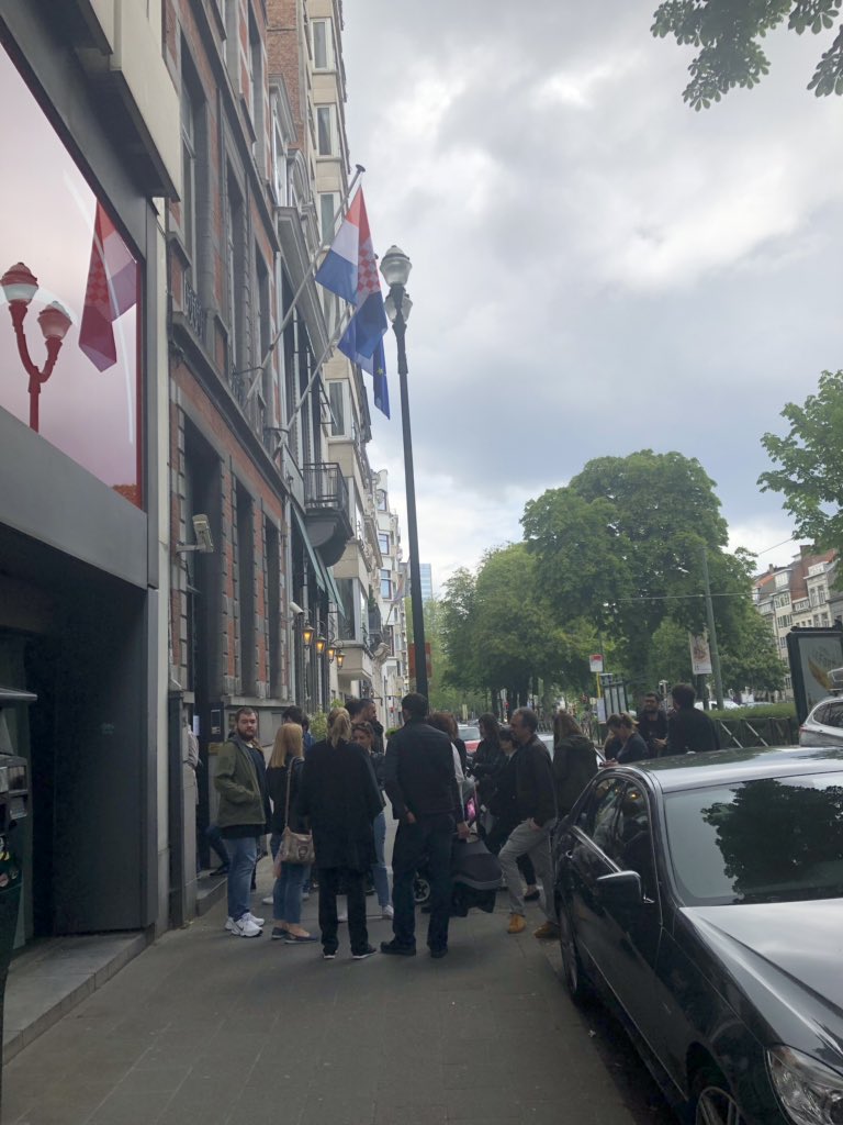 AWalterDrop's tweet photo. People queuing today in #Brussels to vote in #EUelections2019 - you still have time to go and #voteforyourfuture ! 🇪🇺❤️🇪🇺❤️🇪🇺❤️🇪🇺#ThisTimeIAmVoting @Europarl_EN https://t.co/BsfJ9kqMiL
