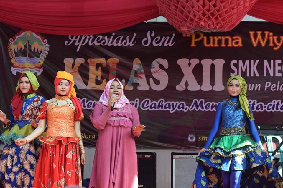 smkn2blora's tweet photo. 📸Galeri Purna Wiyata 🎉🎉 
Beberapa siswa menunjukkan bakatnya diatas panggung. Diantaranya song vocal, catwalk fashion show, atraksi barong, atraksi pencak silat, dance, dll. 
@smkn2blora https://t.co/BKLeC0l07L