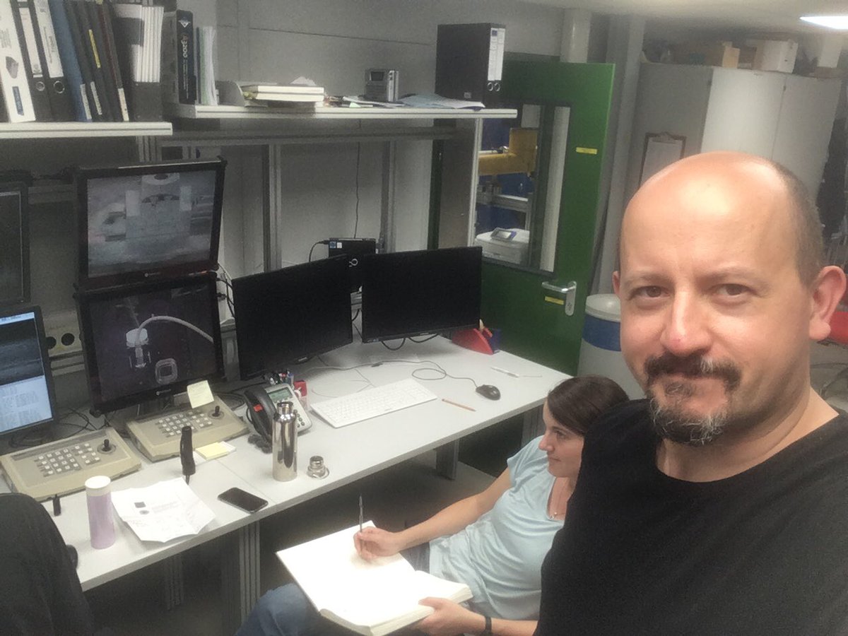 ArackBerlin's tweet photo. Week-end fun @desy #Petra3 beamline IBL P05. https://t.co/x1k9b0kJfB