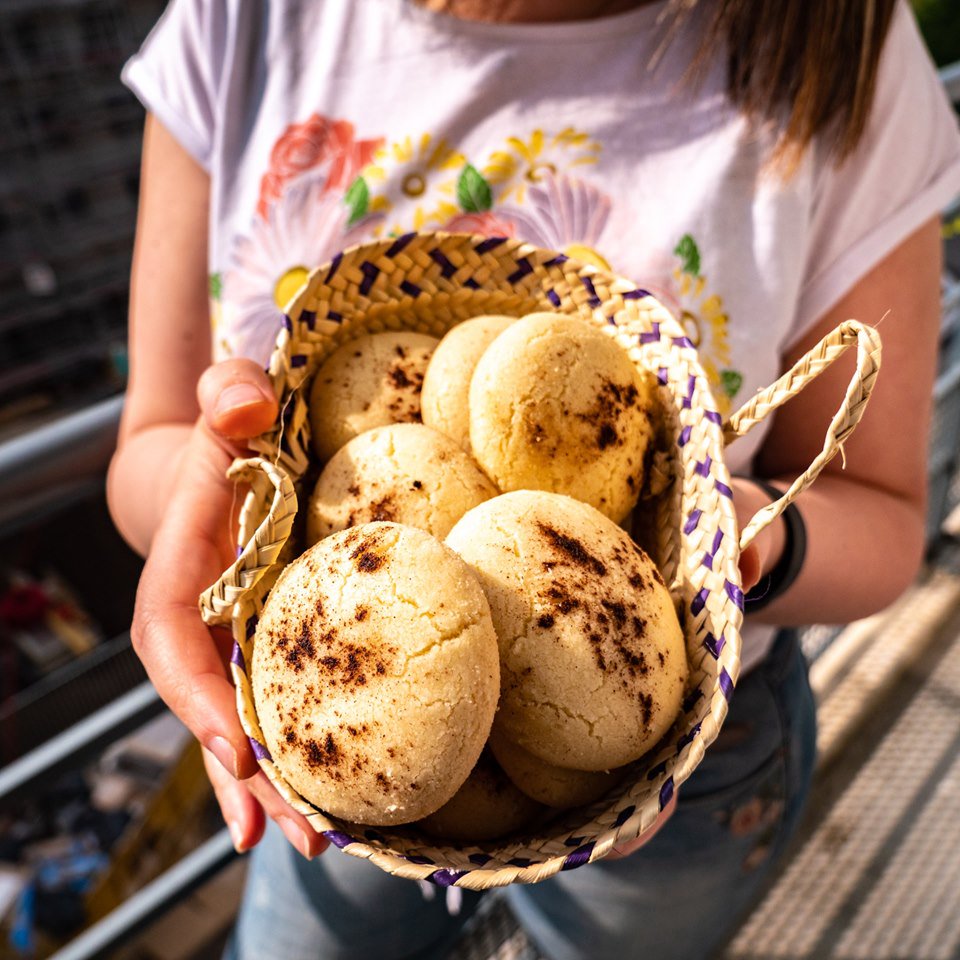 LA GHRIBIYA Elle porte aussi le nom de mantecaos en Espagne. Les recettes restent similaires et comportent de la cannelle, même si les espagnols utilisent plutôt du saindoux à la place du beurre ou de l’huile, marquant ainsi une différence nette entre les versions.