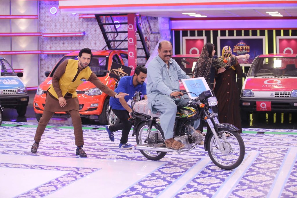 arydigitalasia's tweet photo. Tune into your favorite channel #ARYDigital &amp; watch #TheBiggestGameShowOfPakistan LIVE #Iftar kay foran baad!!!
#RamazanMeinSabLayJao #RamazanSpecial #JeetoPakistan #FahadMustafa https://t.co/m9cJkguvB7