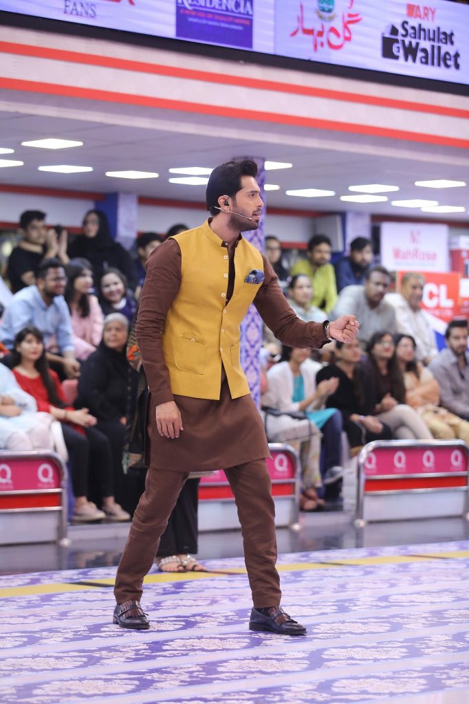 arydigitalasia's tweet photo. Tune into your favorite channel #ARYDigital &amp; watch #TheBiggestGameShowOfPakistan LIVE #Iftar kay foran baad!!!
#RamazanMeinSabLayJao #RamazanSpecial #JeetoPakistan #FahadMustafa https://t.co/m9cJkguvB7