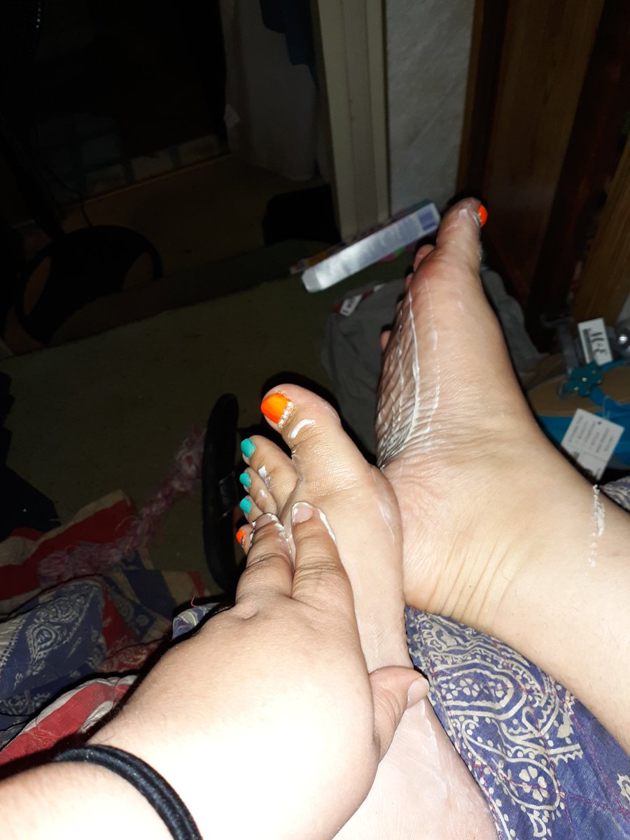 ToesTexas's tweet photo. Lotioning my feet #prettytoes #feet #feetporn #footfetishnation #footfetishcommunity #footfetishgroup #prettyfeetgang #soles #solefetish #solefetishnation #prettysoles #sexysoles #wrinkledsoles #scrunchedtoes #scrunchedsoles #lotionedfeet #420girls https://t.co/hIfBgfKOUG