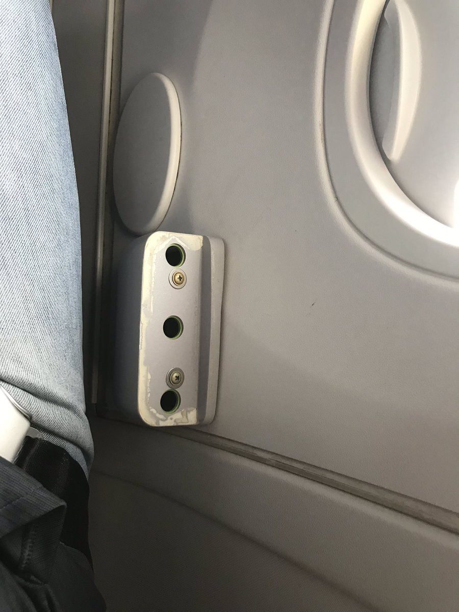 WalkerUhl's tweet photo. Really #americanair no money yo fix your eco+ seats? 3.1 billion in profits doesn’t buy what it use to https://t.co/DYbYmOgAvF