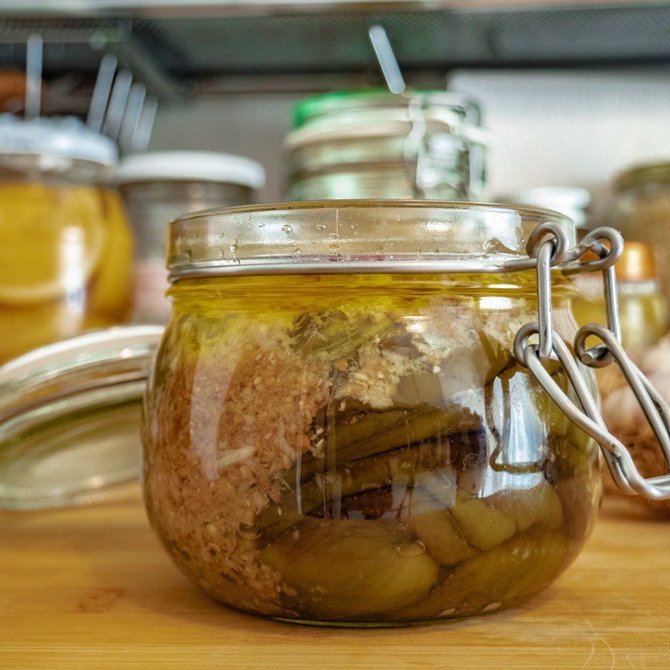 FELFEL MRAKEDPoivrons confits à l’ail et à la coriandre, surmontés d’une généreuse couche d’huile d’olive pour contribuer “naturellement” à la conservation. Cette recette peut s’appliquer à d’autres ingrédients comme les piments ou les aubergines.