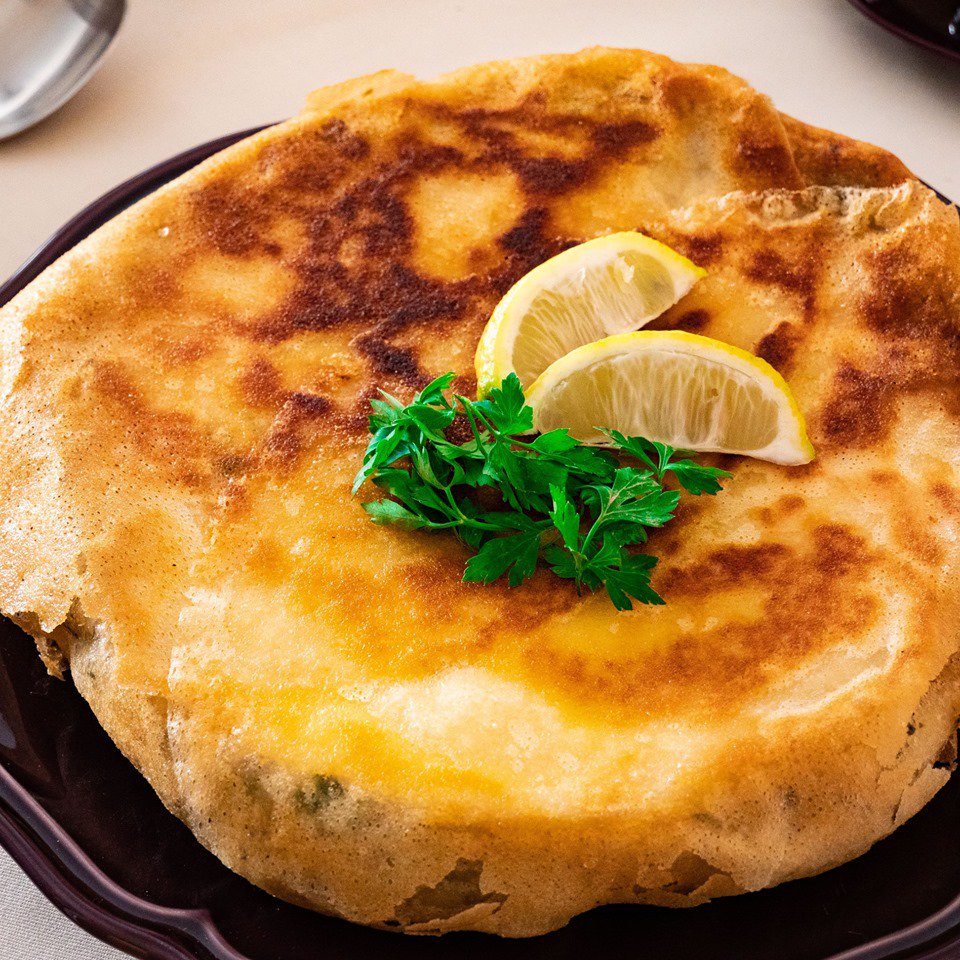 TOURTE AU FEUILLES DE BRIK (DIOULS)La brick, ou bourek en Algérie, est la préparation farcie, les feuilles portent le nom de dioul. La bourek donc, est un cylindre de dioul frits farcis avec diverses préparations . Celle présentée ici: de la viande hachée, des oignons, du persil