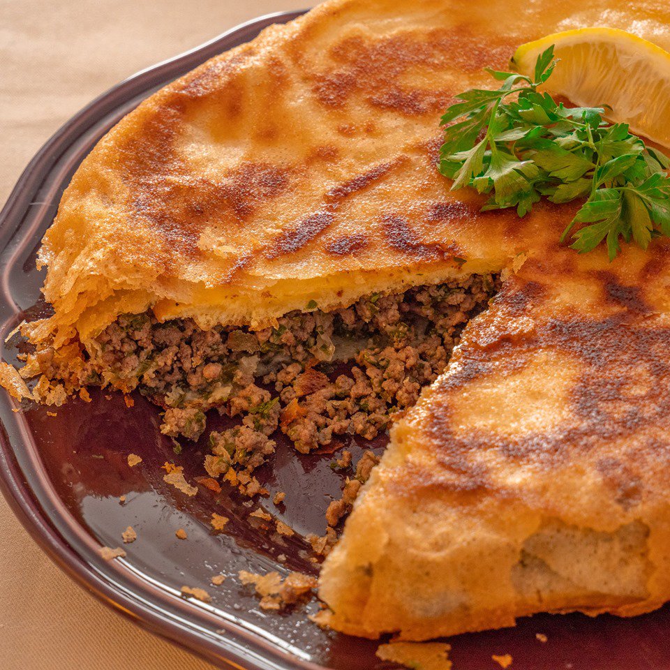 TOURTE AU FEUILLES DE BRIK (DIOULS)La brick, ou bourek en Algérie, est la préparation farcie, les feuilles portent le nom de dioul. La bourek donc, est un cylindre de dioul frits farcis avec diverses préparations . Celle présentée ici: de la viande hachée, des oignons, du persil