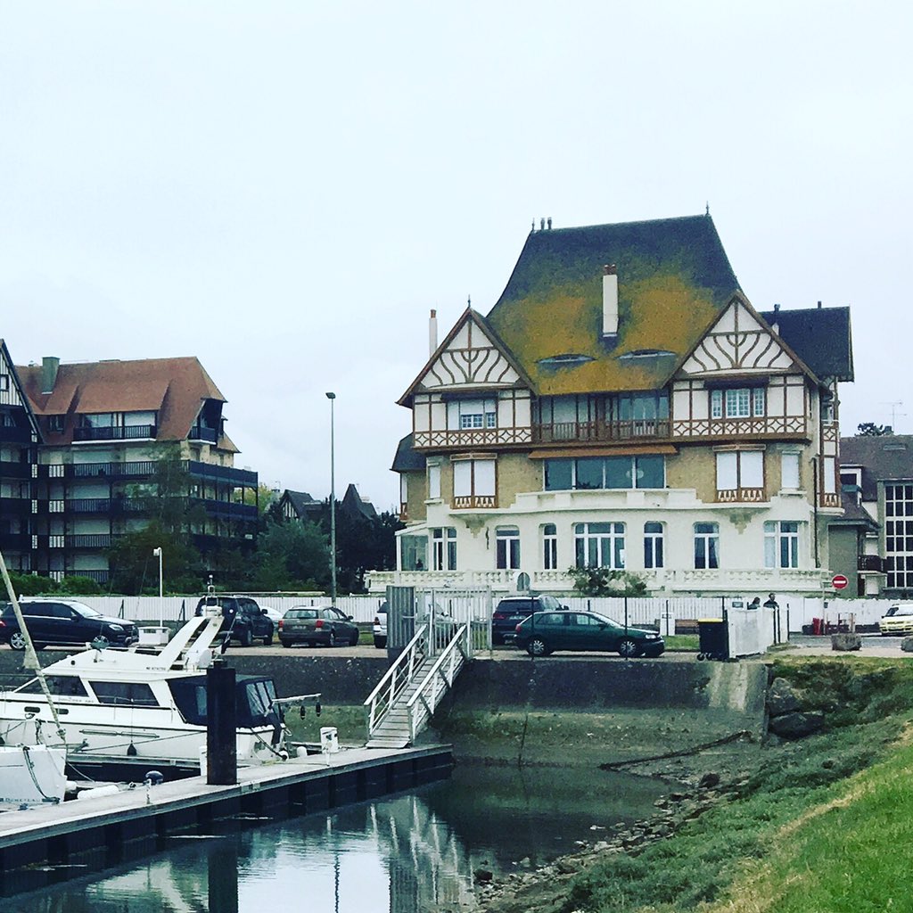 margher_italy's tweet image. @urbansketchers I couldn’t resist! 
I had to sketch this stunning timber-frame house facing the harbour and overlooking the sea! #deauville #urbansketcher #architecture #deauville  @TrouvDeauville @visitfrance