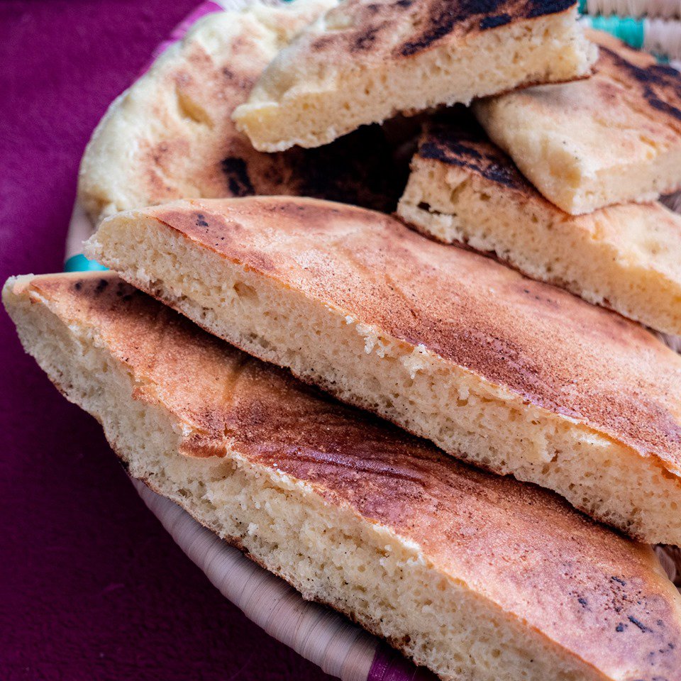 MATLOU'Les khobz ‘dar (pain maison). Cette dernière catégorie est très riche en pains parfumés, avec des graines d’anis par exemple, au cumin… Le pain présenté aujourd’hui est un matlou’, littéralement pain levé, réalisé avec de la semoule de blé.
