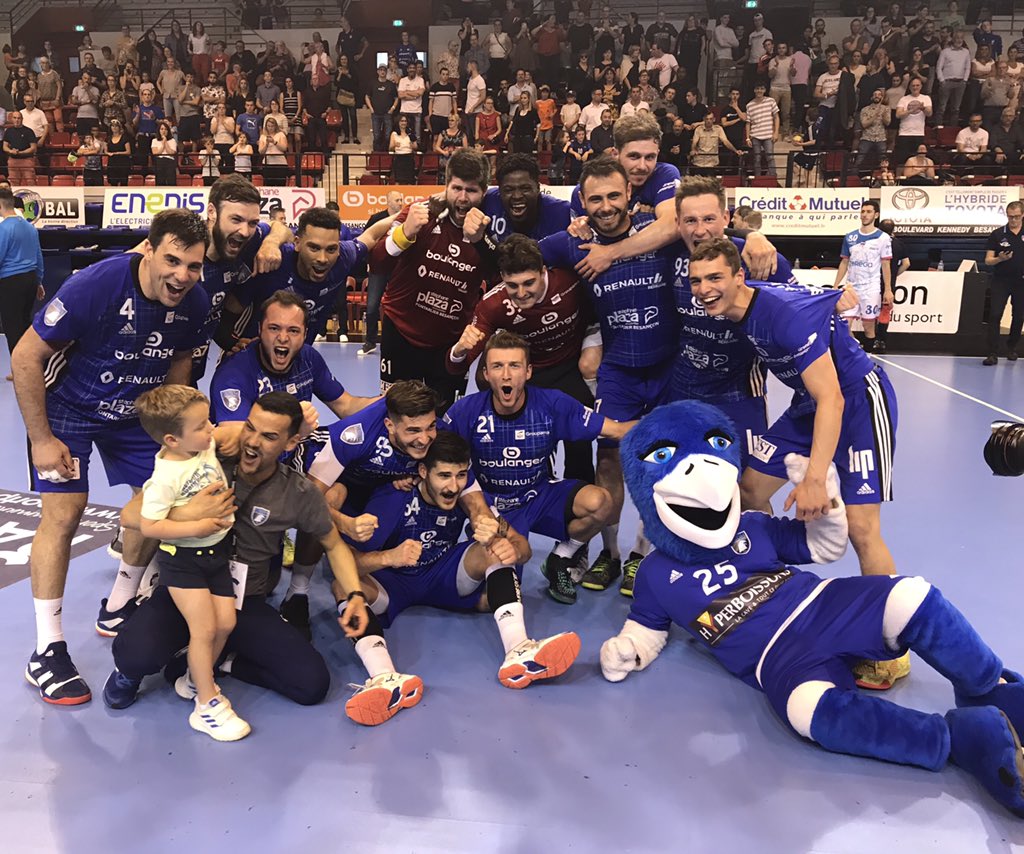 gbdh_handball's tweet photo. 🔥 VICTOIREEEEEEE 🔥
N1 - J11 Play-offs 🤾🏻♂ / Fin du match :
👉🏻 GBDH 28-25 Billere
➡️ Le GBDH s’impose face au leader Billèrois 😱 et rêve d’une finale la semaine prochaine 💪🏻 !
#AllezGBDH #Grandissonsensemble #ObjectifProligue https://t.co/AfiX1Lw4Tg
