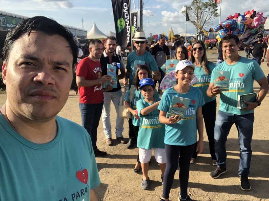 prjoaopeixoto's tweet photo. No Sul de Rondônia participamos na entrega do Livro de diversas formas. Nas casas,  nos eventos.  Na Rondônia Rural Show o movimento ficou por conta de pastores e funcionários . https://t.co/xY6sJTlfpt